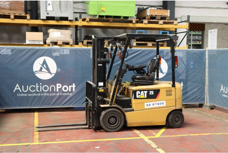 Caterpillar EP25K-PAC - Chariot élévateur électrique: photos 1 Caterpillar EP25K-PAC - Chariot élévateur électrique: photos 1