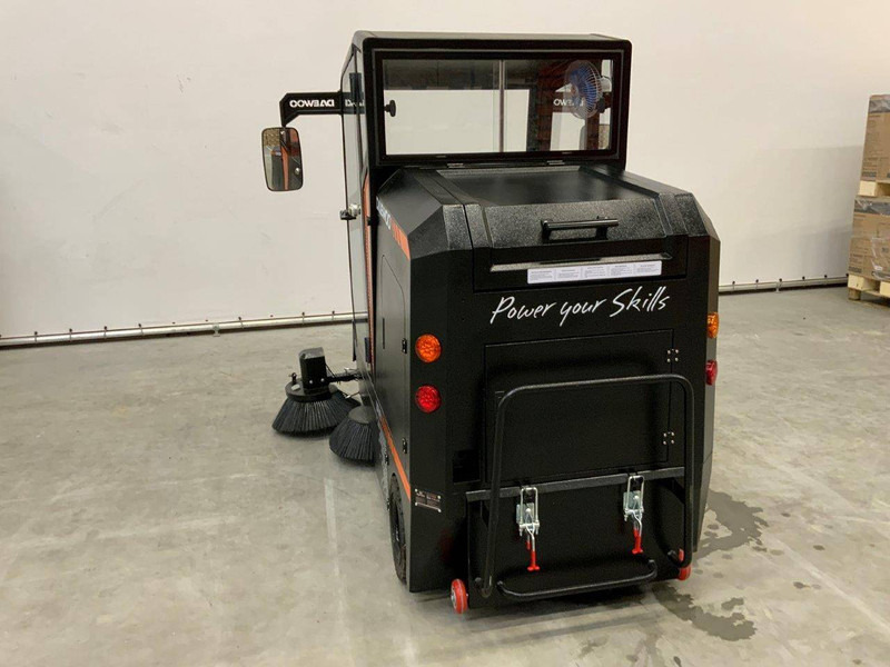 Daewoo DAS100 - Balayeuse de voirie: photos 5 Daewoo DAS100 - Balayeuse de voirie: photos 5