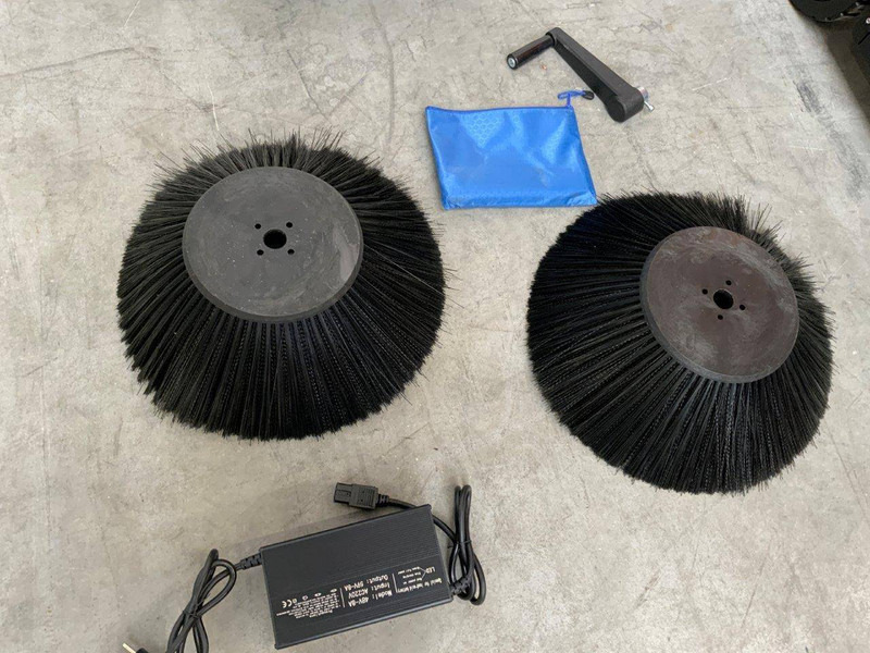 Daewoo DAS80 Zit - Balayeuse de voirie: photos 5 Daewoo DAS80 Zit - Balayeuse de voirie: photos 5