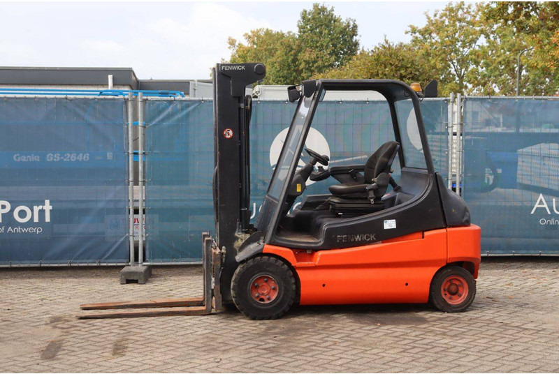 Linde E30/02 - Chariot élévateur électrique: photos 1 Linde E30/02 - Chariot élévateur électrique: photos 1