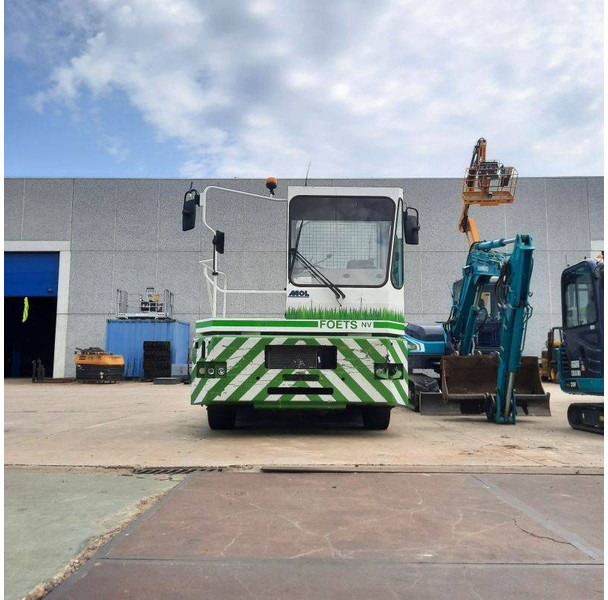 MOL YME225/4X2 - Tracteur portuaire: photos 2 MOL YME225/4X2 - Tracteur portuaire: photos 2