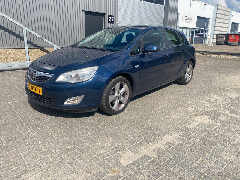 Opel Astra 1.6 - Berline: photos 1 Opel Astra 1.6 - Berline: photos 1