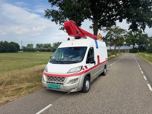 Peugeot Boxer 2.2HDI - Camion avec nacelle: photos 1 Peugeot Boxer 2.2HDI - Camion avec nacelle: photos 1