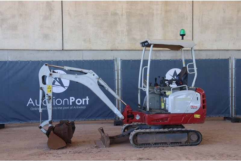 Takeuchi TB216 - Mini pelle: photos 1 Takeuchi TB216 - Mini pelle: photos 1