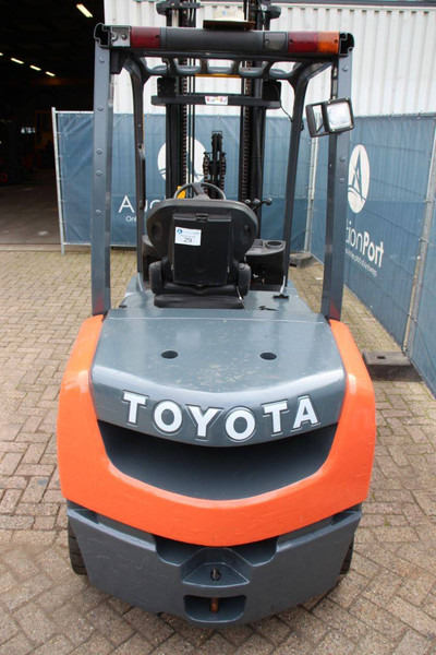 Toyota 02-8FDF30 - Chariot élévateur diesel: photos 4 Toyota 02-8FDF30 - Chariot élévateur diesel: photos 4