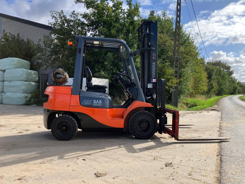 Toyota 42-7FGF25 - Chariot élévateur à gaz: photos 3 Toyota 42-7FGF25 - Chariot élévateur à gaz: photos 3
