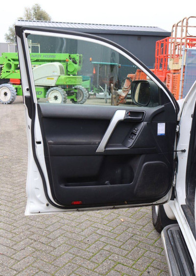 Berline Toyota Land Cruiser: photos 16