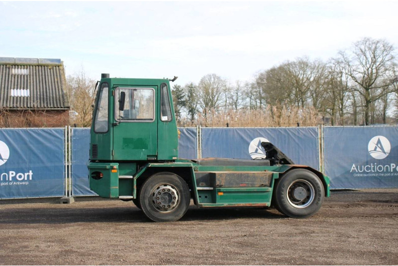 Volvo - Tracteur portuaire: photos 1 Volvo - Tracteur portuaire: photos 1