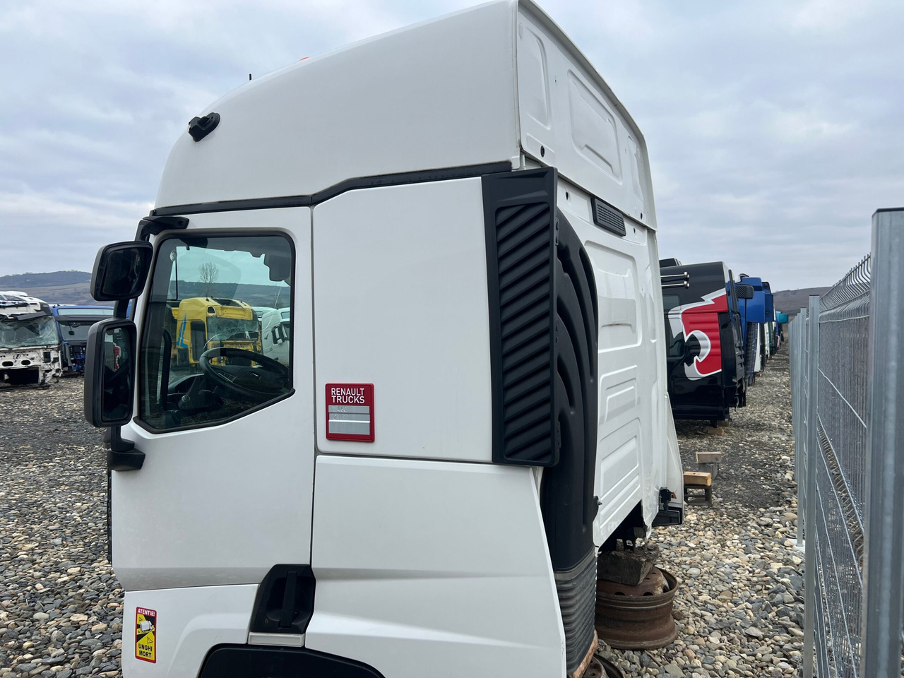 CABINA RENAULT T SLEEPER - Cabine pour Camion: photos 5 CABINA RENAULT T SLEEPER - Cabine pour Camion: photos 5