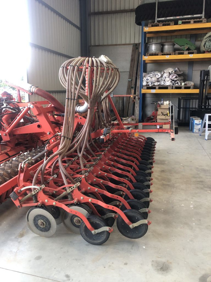 Kuhn VENTA TF1500 + Kuhn HR4004DR - Combiné de semis: photos 1 Kuhn VENTA TF1500 + Kuhn HR4004DR - Combiné de semis: photos 1