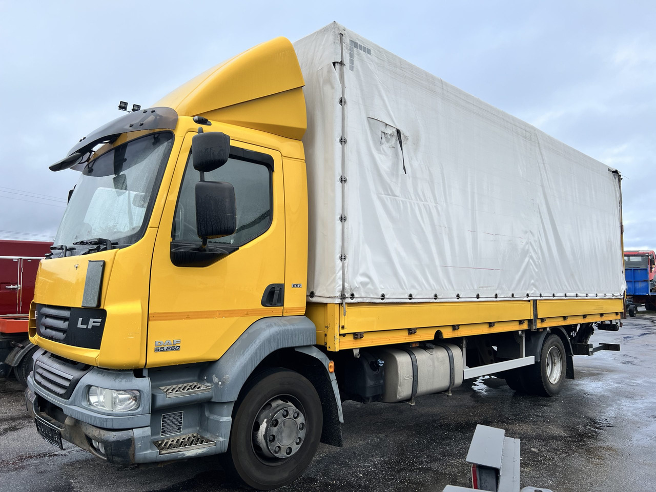 CAMION TAULINER DAF 55.250 - Camion à rideaux coulissants: photos 2 CAMION TAULINER DAF 55.250 - Camion à rideaux coulissants: photos 2