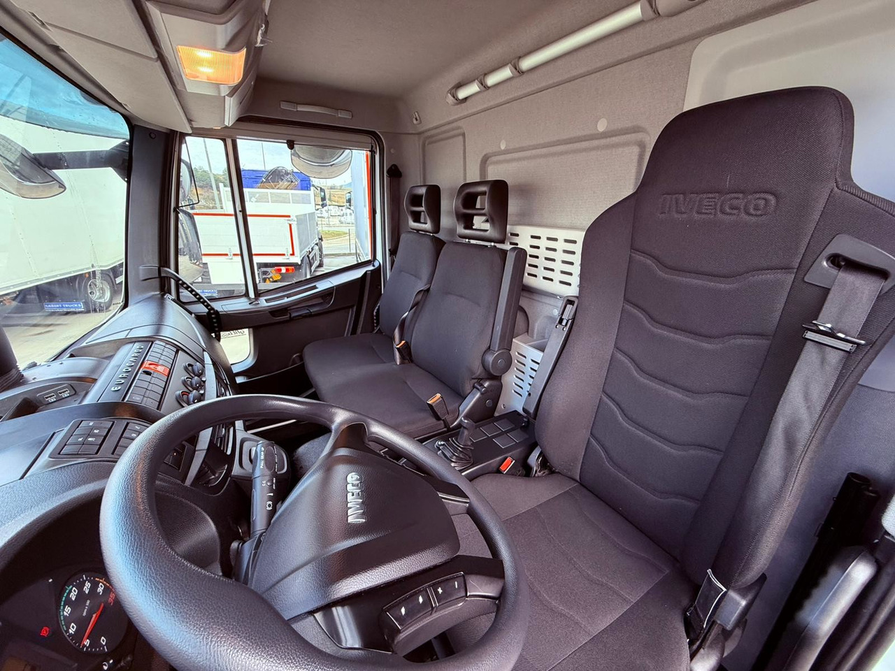 IVECO ML120E22 Eurocargo E6 (Tauliner) - Camion à rideaux coulissants: photos 3 IVECO ML120E22 Eurocargo E6 (Tauliner) - Camion à rideaux coulissants: photos 3