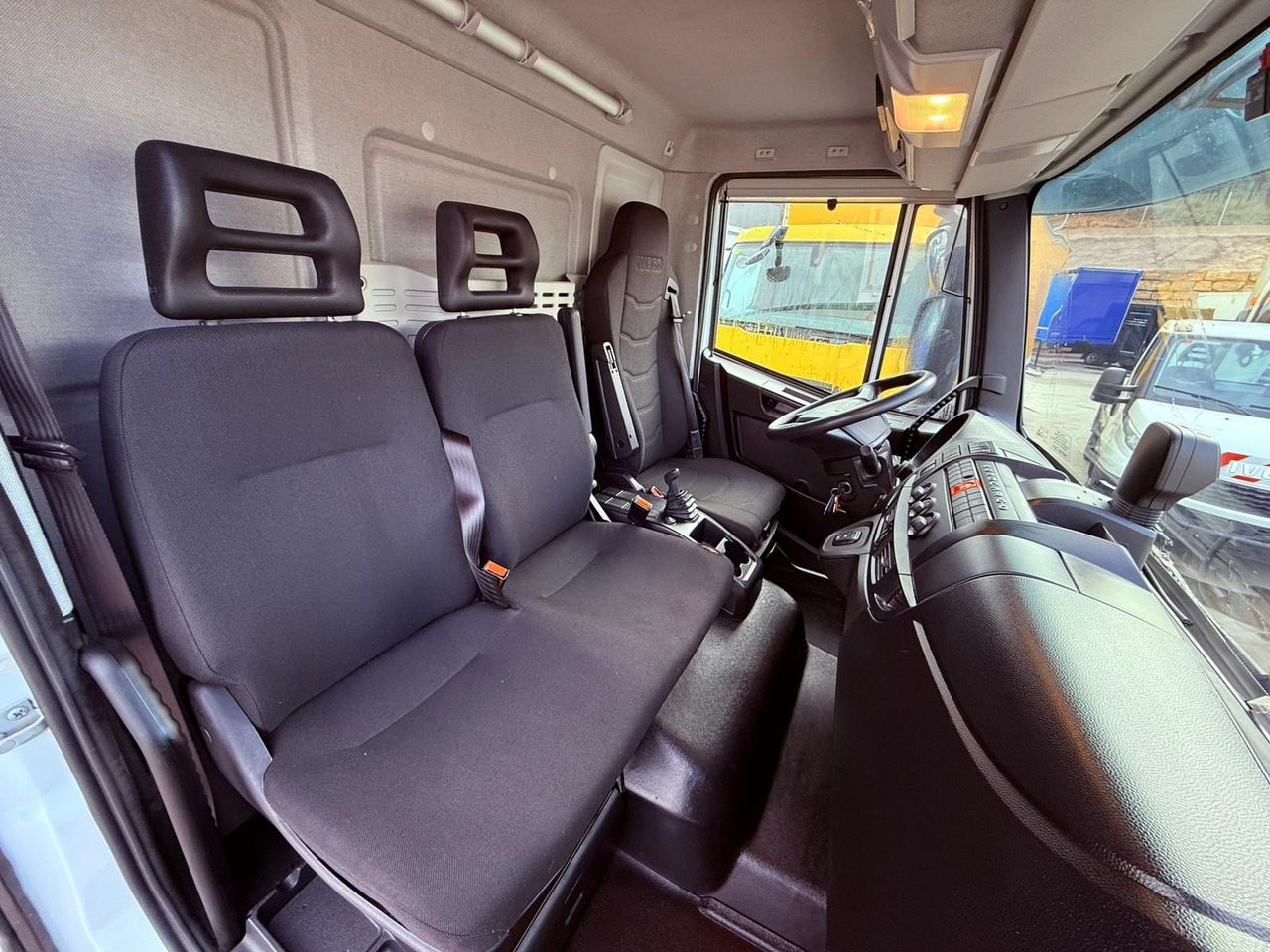 IVECO ML120E22 Eurocargo E6 (Tauliner) - Camion à rideaux coulissants: photos 5 IVECO ML120E22 Eurocargo E6 (Tauliner) - Camion à rideaux coulissants: photos 5