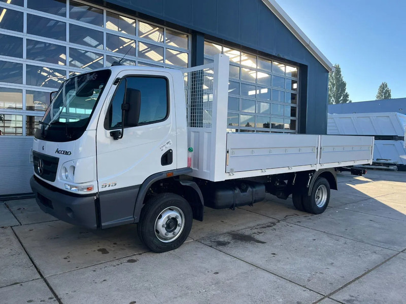 Mercedes-Benz Accelo 915 4x2 Flatbed with dropsides - Camion plateau: photos 1 Mercedes-Benz Accelo 915 4x2 Flatbed with dropsides - Camion plateau: photos 1
