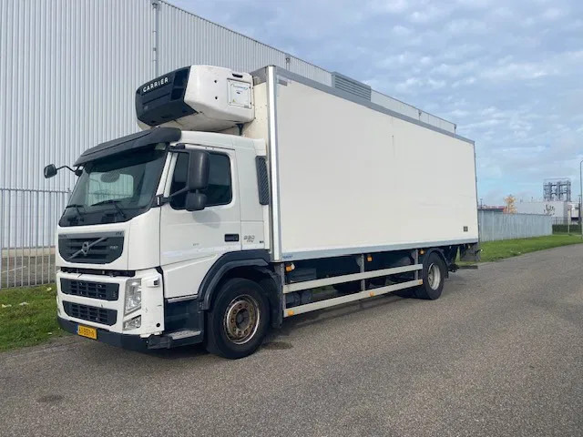 Volvo FM 330 koel vries 2 temperaturen ,CARRIER,met tussenwand, zijdeur en laadklep - Camion frigorifique: photos 1 Volvo FM 330 koel vries 2 temperaturen ,CARRIER,met tussenwand, zijdeur en laadklep - Camion frigorifique: photos 1
