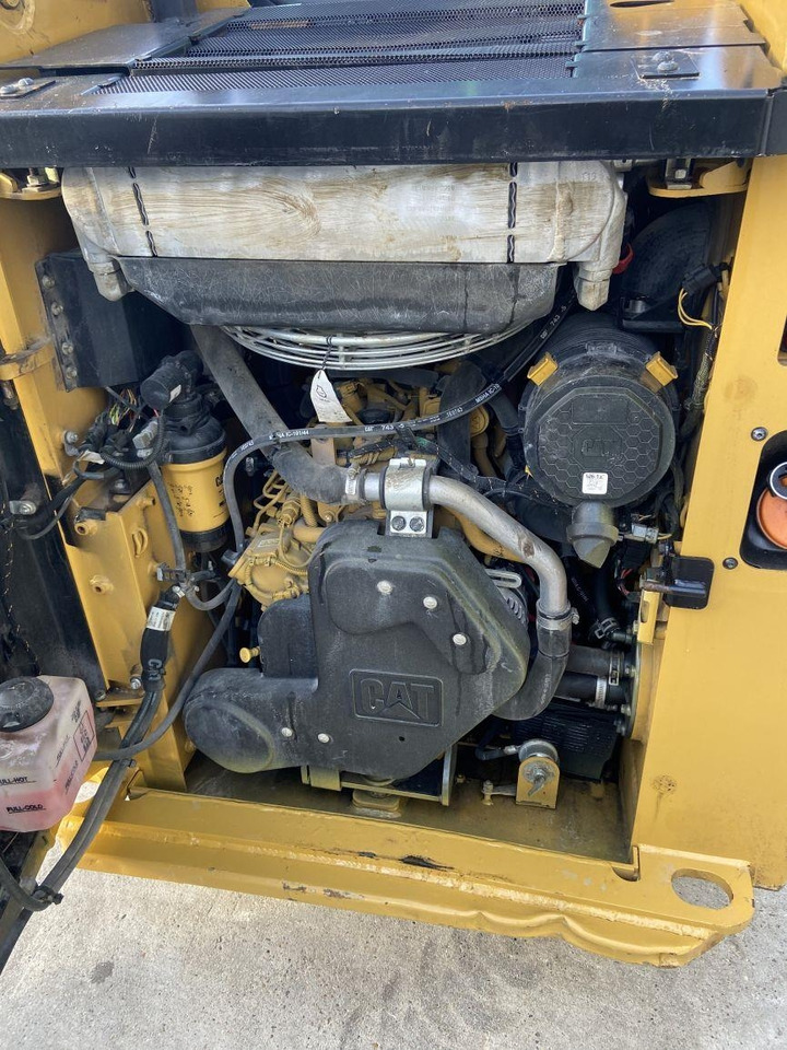 CAT 226 D3 (5867) - Mini chargeuse: photos 5 CAT 226 D3 (5867) - Mini chargeuse: photos 5